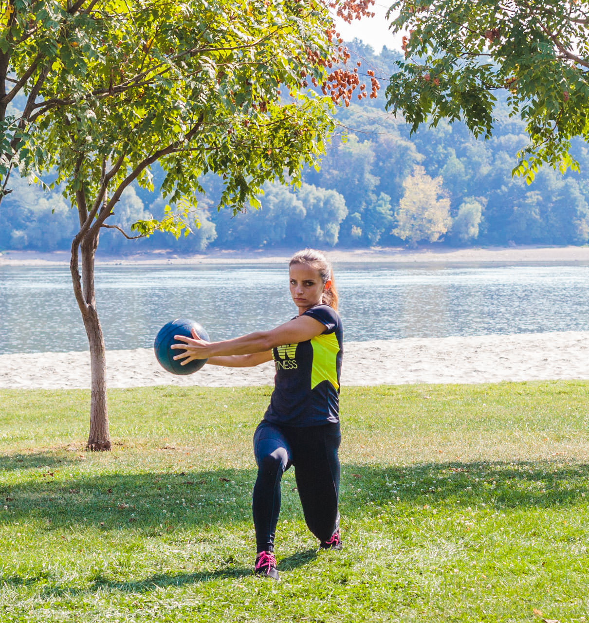 Medicine Ball Lunge with Torso Rotation frame #3