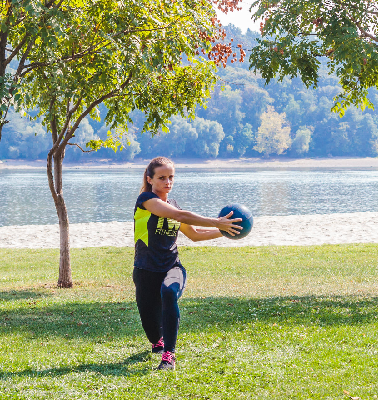 Medicine Ball Lunge with Torso Rotation frame #7