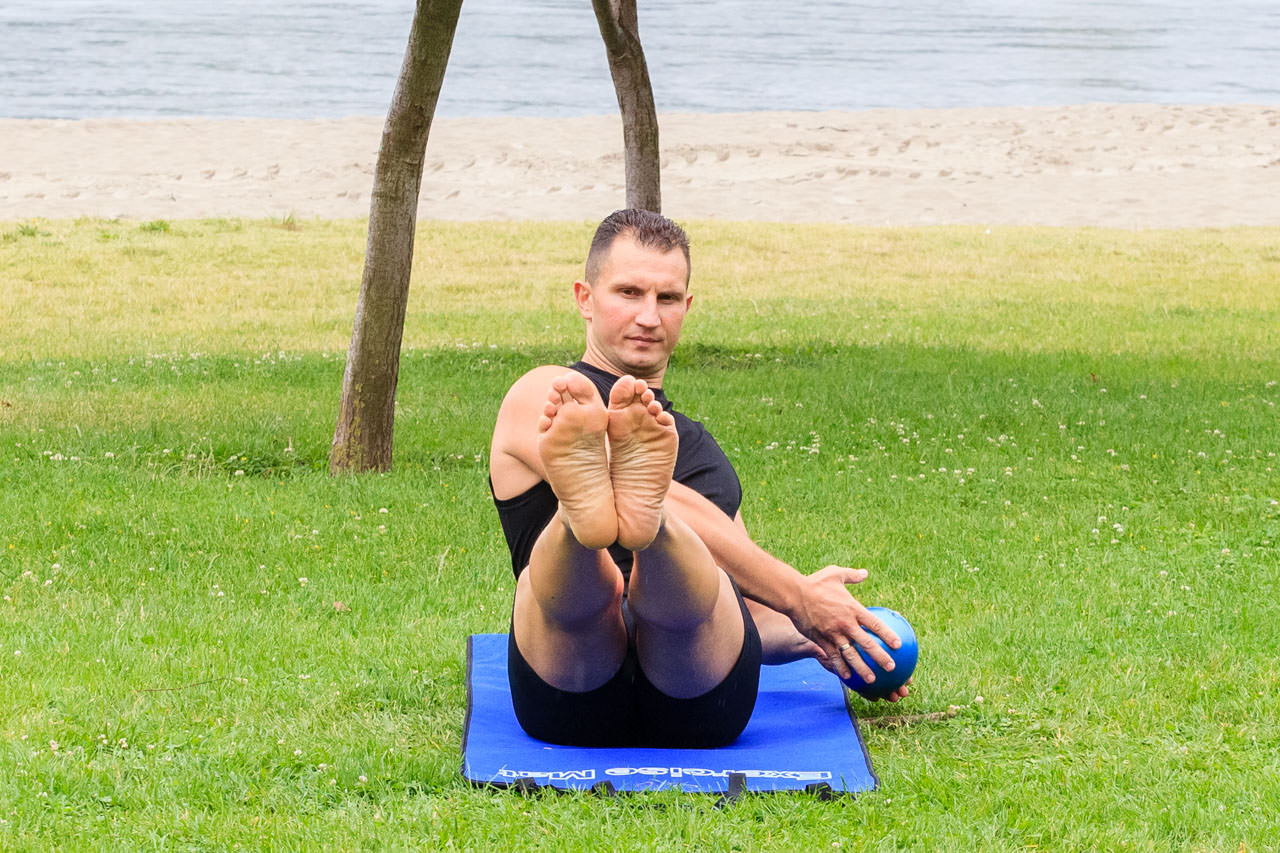 Seated Medicine Ball Twist frame #1